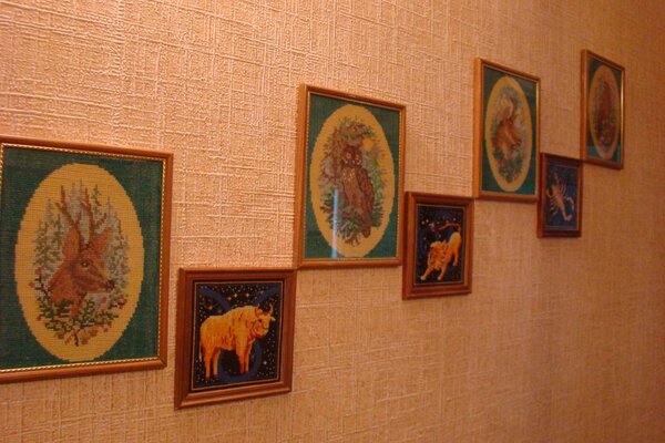 Панорама в коридоре из знаков зодиака и зверушек