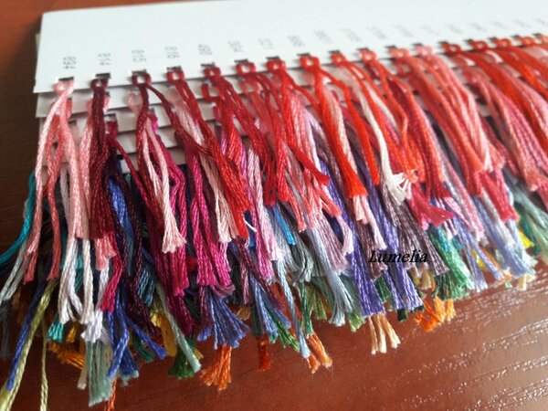 Вид нарезки на картонных планшетиках. 20 отдельных картонок, пронумерованы сверху, 463 оттенка однотонного хлопкового мулине DMC, нарезка по 10 см в 6 сложений. 249 грн.