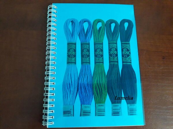 Брошюра со всеми номерами мулине DMC арт. 117, 463 оттенка. 16 "новых" оттенков длиной 10 см в 6 сложений уже на своих местах. Обложка - прозрачная синяя ПВХ. 20 стр + 2 стр поисковика. Вид обложки. 100 грн.