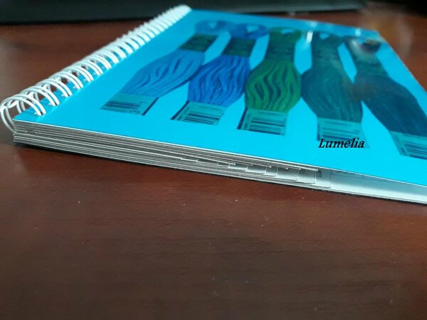 Брошюра со всеми номерами мулине DMC арт. 117, 463 оттенка. 16 "новых" оттенков длиной 10 см в 6 сложений уже на своих местах. Обложка - прозрачная синяя ПВХ. 20 стр + 2 стр поисковика. Вид снизу - видно компактность. 100 грн.