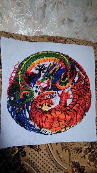 Инь и Янь. Вышивалась около месяца. Нитки ДМС, вышита в перерыве над работой над большим ХАЕДом