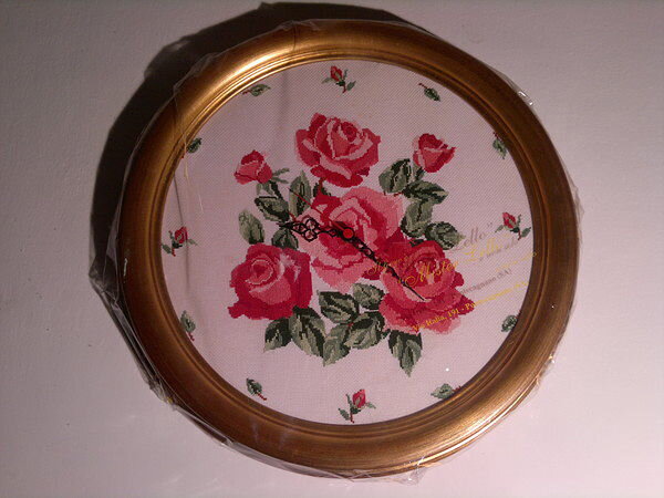 часы среди роз