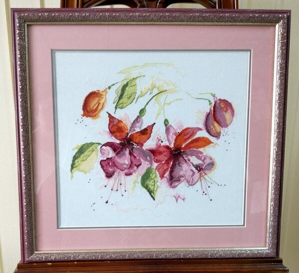 "Фуксии в акварели" от Lanarte. Вышито по набору-копии китайской фирмы. 18 канва, 49 цветов, примерно  35*36 см.