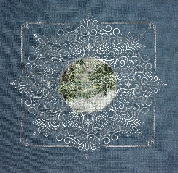 Homeward Trail in Winter
Дизайн: схема с интернета
Канва: Belfast 32 ct 3609/578 (голубая ель)
Размер в стежках: 156х156
Используемое мулине: СХС, DMC сатин (3 цвета), Kreinik (3 цвета), бисер Mil