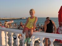 На фоне пляжа и причала.jpg