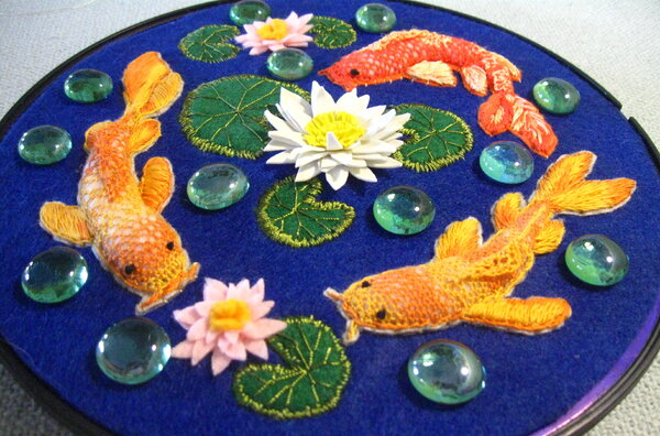 Объемная вышивка.  Оформлена в корпус из-под старых часов.Диаметр 24 см