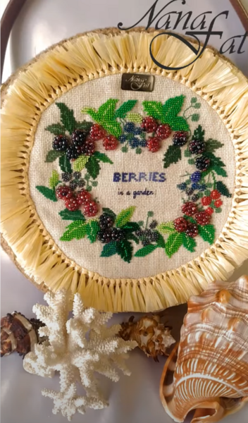 2021.08 Сумочка из джута, украшена объемной вышивкой